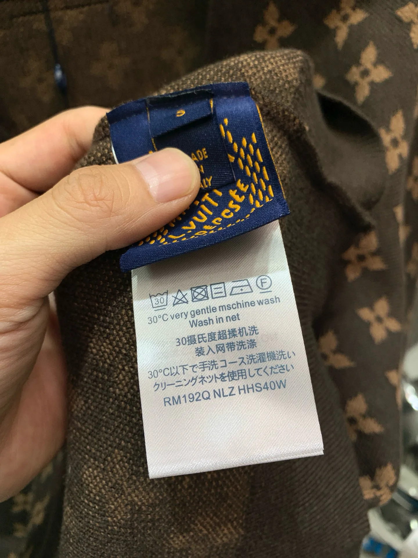 🅿️420 🀄️ Louis Vuitton 1V2025FW new MONOGRAM embroidered presbyopic sheep wool knitted sweater. This knitted sweater is made of soft wool. It uses rich colors to add warmth to cold weather. The full-width MONOGRAM jacquard and the embroidered Doodles pattern from the 23 autumn and winter show set off each other. The texture is delicate and soft, and it has a sense of weight on the hand. It is very thick, breathable and comfortable. The overall body of the clothes gives people a clean and refreshing feeling. It is suitable for wearing in the current season. It is really young and outstanding, fashionable and energetic. The brown color is the same for men and women.